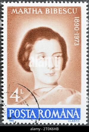 Von Rumänien gedruckte gestempelte Briefmarke, die Porträt der Dichterin Martha Bibescu (1890-1973) zeigt, um 1990. Stockfoto