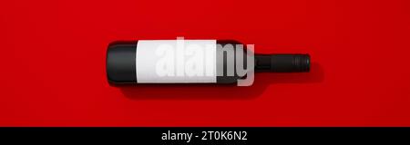 Weinflasche mit leerem Etikett. Rotwein auf farbigem Hintergrund mit Kopierraum Stockfoto