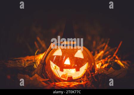 Augsburg, Bayern, Deutschland. Oktober 2023. Happy Halloween, gruseliger Kürbis leuchtet im Dunkeln von Gruselgesicht *** Happy Halloween, Grusel Kürbis leuchtet bei Dunkelheit aus gruseligem Gesicht Credit: Imago/Alamy Live News Stockfoto