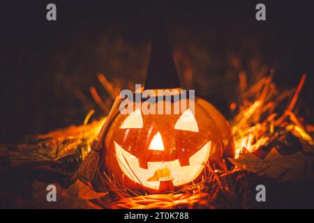 Augsburg, Bayern, Deutschland. Oktober 2023. Happy Halloween, gruseliger Kürbis leuchtet im Dunkeln von Gruselgesicht *** Happy Halloween, Grusel Kürbis leuchtet bei Dunkelheit aus gruseligem Gesicht Credit: Imago/Alamy Live News Stockfoto