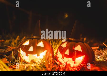 Augsburg, Bayern, Deutschland. Oktober 2023. Happy Halloween, gruseliger Kürbis leuchtet im Dunkeln von Gruselgesicht *** Happy Halloween, Grusel Kürbis leuchtet bei Dunkelheit aus gruseligem Gesicht Credit: Imago/Alamy Live News Stockfoto