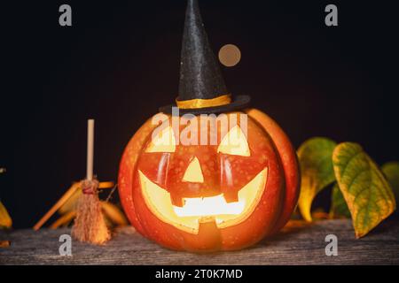 Augsburg, Bayern, Deutschland. Oktober 2023. Happy Halloween, gruseliger Kürbis leuchtet im Dunkeln von Gruselgesicht *** Happy Halloween, Grusel Kürbis leuchtet bei Dunkelheit aus gruseligem Gesicht Credit: Imago/Alamy Live News Stockfoto