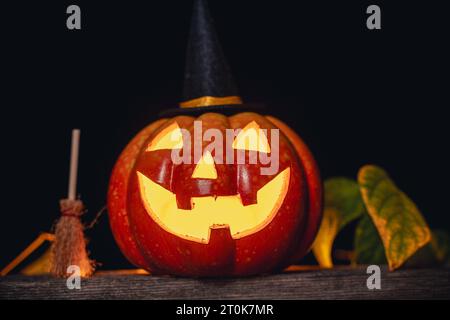 Augsburg, Bayern, Deutschland. Oktober 2023. Happy Halloween, gruseliger Kürbis leuchtet im Dunkeln von Gruselgesicht *** Happy Halloween, Grusel Kürbis leuchtet bei Dunkelheit aus gruseligem Gesicht Credit: Imago/Alamy Live News Stockfoto