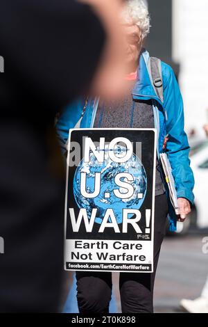 Seattle, USA. Oktober 2023. Nationaler Aktionstag: Demonstranten im Westlake-Park rufen jetzt zu Waffenruhe und Frieden in der Ukraine auf. Die Demonstranten rufen das Weiße Haus und den Kongress dazu auf, einzugreifen und Gespräche aufzunehmen, um einen größeren Konflikt zu bewerben, einschließlich der Gefahr eines größeren Konflikts, der zu einem Atomkrieg führen könnte. Quelle: James Anderson/Alamy Live News Stockfoto