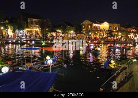 Hoi An, Vietnam. Touristenboote auf dem Fluss Thu Bon bei Nacht. Stockfoto