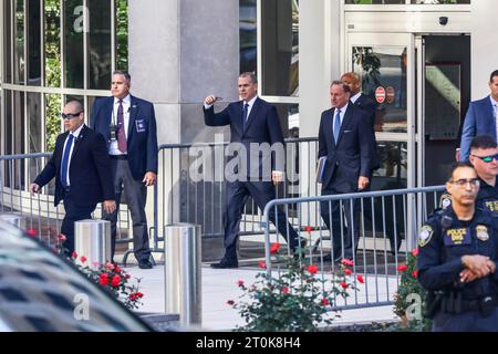 Hunter Biden, Mitte, geht vor seinem Anwalt Abbe Lowell, rechts, als er das Bundesgericht im J. Caleb Boggs Federal Building in Wilmington, Delaware am Dienstag, den 03. Oktober 2023 verlässt. Vor Gericht bekannte sich Biden zu drei Bundesbeschuldigungen gegen Schusswaffen nicht schuldig. Gutschrift: Saquan Stimpson / CNP für NY Post (EINSCHRÄNKUNG: KEINE tägliche Post. KEINE New York oder New Jersey Zeitungen oder Zeitungen im Umkreis von 75 Meilen um New York City.) Stockfoto