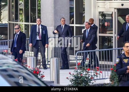 Hunter Biden, linkes Zentrum, spricht mit seinem Anwalt, Abbe Lowell, rechter Mitte, als er am Dienstag, den 03. Oktober 2023 das Bundesgericht im J. Caleb Boggs Federal Building in Wilmington, Delaware, verlässt. Vor Gericht bekannte sich Biden zu drei Bundesbeschuldigungen gegen Schusswaffen nicht schuldig. Gutschrift: Saquan Stimpson / CNP für NY Post (EINSCHRÄNKUNG: KEINE tägliche Post. KEINE New York oder New Jersey Zeitungen oder Zeitungen im Umkreis von 75 Meilen um New York City.) Stockfoto