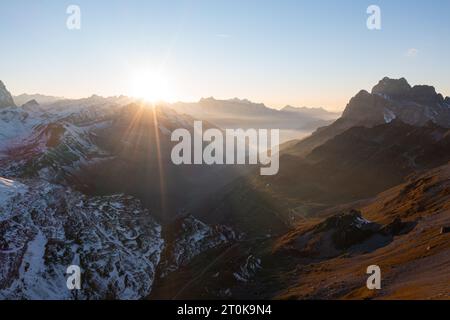 Hochauflösendes Drohnenpanorama über den Jura und Blick auf das Zentralplateu und die Alpen mit dramatischem orangefarbenem Sonnenuntergang und frostigen Schatten. Stockfoto