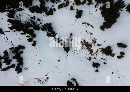 Fantastische Aufnahme einer wunderschönen Landschaft in den alpen der Schweiz. Wunderbarer Flug mit einer Drohne über eine atemberaubende Landschaft im Kanton Schwyz. Stockfoto