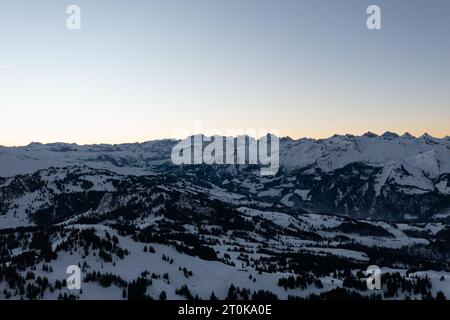 Die Alpen aus der Vogelperspektive sind das höchste und ausgedehnteste Gebirgssystem, das vollständig in Europa liegt und sich über ca. 4k Schnappschüsse erstreckt Stockfoto