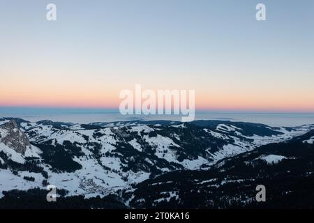 Sonnenuntergang im verschneiten Bregenzer Wald von Vorarlberg, Österreich mit spektakulärem Blick auf den Saentis über einem Nebelmeer, Schweiz, Sulzberg. Stockfoto