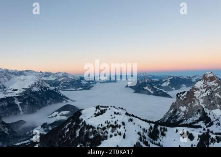 Sonnenuntergang im verschneiten Bregenzer Wald von Vorarlberg, Österreich mit spektakulärem Blick auf den Saentis über einem Nebelmeer, Schweiz, Sulzberg. Stockfoto