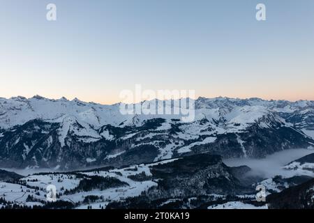 Sonnenuntergang im verschneiten Bregenzer Wald von Vorarlberg, Österreich mit spektakulärem Blick auf den Saentis über einem Nebelmeer, Schweiz, Sulzberg. Stockfoto