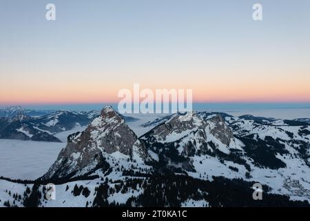 Sonnenuntergang im verschneiten Bregenzer Wald von Vorarlberg, Österreich mit spektakulärem Blick auf den Saentis über einem Nebelmeer, Schweiz, Sulzberg. Stockfoto