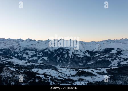 Sonnenuntergang im verschneiten Bregenzer Wald von Vorarlberg, Österreich mit spektakulärem Blick auf den Saentis über einem Nebelmeer, Schweiz, Sulzberg. Stockfoto