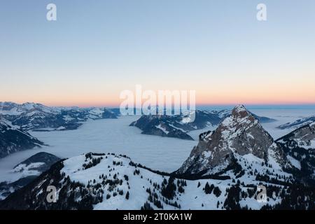 Sonnenuntergang im verschneiten Bregenzer Wald von Vorarlberg, Österreich mit spektakulärem Blick auf den Saentis über einem Nebelmeer, Schweiz, Sulzberg. Stockfoto