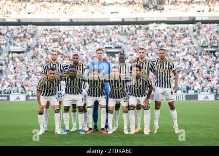 Turin, Italien. Oktober 2023. Die Juventus, die elf starten, stehen vor dem Start für ein Teamfoto in der hinteren Reihe ( L bis R ); Adrien Rabiot, Gleison Bremer, Wojciech Szczesny, Timothy Weah, Federico Gatti und Danilo in der ersten Reihe ( L bis R ); Filip Kostic, Moise Kean, Manuel Locatelli, Fabio Miretti und Weston McKennie, im Spiel der Serie A im Allianz Stadium in Turin. Der Bildnachweis sollte lauten: Jonathan Moscrop/Sportimage Credit: Sportimage Ltd/Alamy Live News Stockfoto