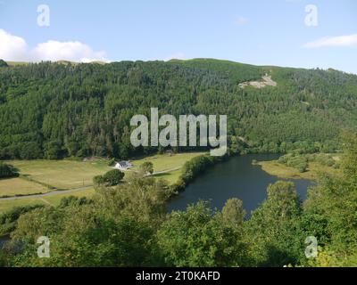 Vale of Rheidol Railway, Ceredigion, Wales – 21. Juni 2023: River Rheidol (Afon Rheidol) von der Eisenbahnstrecke aus gesehen. Stockfoto