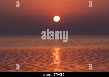 Urlaub Lifestyle Blick auf die Yachtsilhouette, die gegen Sonnenuntergang segelt. Yachttourismus - Abendspaziergang auf dem Meer. Romantischer Ausflug auf einer Luxusyacht auf dem Meer Stockfoto