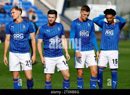 Will Sutton vom Oldham Athletic Association Football Club, Nathan Sheron vom Oldham Athletic Association Football Club, Mark Kitching vom Oldham Athletic Association Football Club und Devarn Green vom Oldham Athletic Association Football Club während des Vanarama National League Spiels zwischen Oldham Athletic und Dagenham und Redbridge im Boundary Park, Oldham am Samstag, den 7. Oktober 2023. (Foto: Thomas Edwards | MI News) Credit: MI News & Sport /Alamy Live News Stockfoto