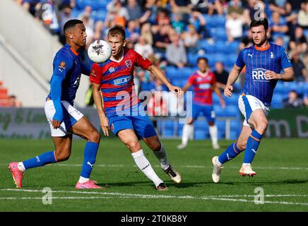 Jake Hessenthaler vom Dagenham & Redbridge Football Club streitet mit Alex Reid vom Oldham Athletic Association Football Club und Nathan Sheron vom Oldham Athletic Association Football Club während des Vanarama National League-Spiels zwischen Oldham Athletic und Dagenham und Redbridge im Boundary Park, Oldham am Samstag, den 7. Oktober 2023. (Foto: Thomas Edwards | MI News) Credit: MI News & Sport /Alamy Live News Stockfoto