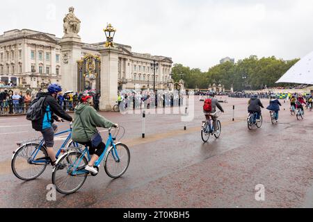 London England Fahrradtour in Gruppen entlang der Spornstraße in Richtung Buckingham Palace, während der Wechsel der Königswache in England, Großbritannien, stattfinden wird Stockfoto