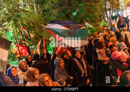 Ankara, Türkei. Oktober 2023. Weibliche Demonstrantinnen rufen Parolen und schwenken palästinensische Fahnen während der Demonstration. In Ankara trafen sich islamistische Gruppen, die Palästina unterstützen, vor der israelischen Botschaft, um die von der HAMAS initiierte Militäroperation "Al-Aqsa-Flut" zu unterstützen. Quelle: SOPA Images Limited/Alamy Live News Stockfoto