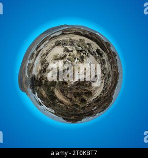 Winziger Planet Gezeitenpool Strand Panorama Kugel Bild mit Küste Kaliforniens Stockfoto