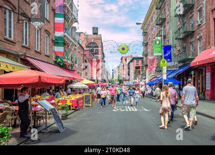 Mulberry Street im Stadtteil Little Italy, Lower Manhattan, New York, USA. Stockfoto