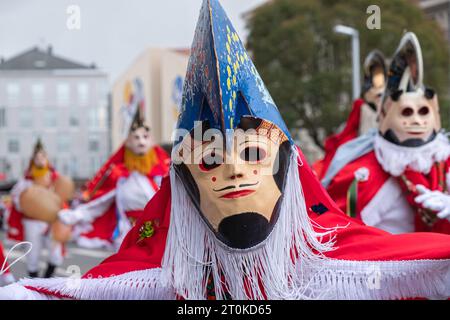 Xinzo de Limia, Spanien 02 21 2023: Traditionelle Maske des Xinzo de Limia Karnevals. Ein Pantalla. Veranstaltung von internationalem touristischem Interesse. Ourense, Galicien. Stockfoto