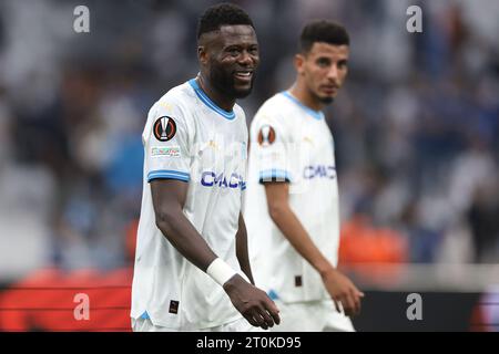 Marseille, Frankreich. Oktober 2023. Chor Mbemba Mangle von Olympique de Marseille reagiert zusammen mit Teamkollege Azzedine Ounahi beim Spiel der UEFA Europa League im Stade de Marseille. Der Bildnachweis sollte lauten: Jonathan Moscrop/Sportimage Credit: Sportimage Ltd/Alamy Live News Stockfoto