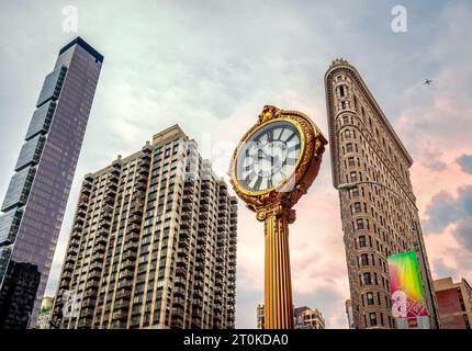 Blick auf ein Madison-Gebäude, Flatiron Building und die gusseiserne Gehsteigeruhr (außerhalb des Toys Center), am Madison Square, Midtown Manhattan, NYC. Stockfoto