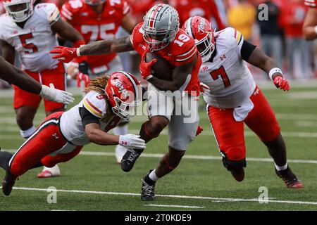 Columbus, Usa. Oktober 2023. Ohio State Buckeyes Chip Trayanum (19) läuft zwischen den Maryland Terrapins-Verteidigern Fa’Najae Gotay (9) und Timmy Akingbesote (7) während der zweiten Halbzeit in Columbus, Ohio am Samstag, 7. Oktober 2023. Foto: Aaron Josefczyk/UPI Credit: UPI/Alamy Live News Stockfoto