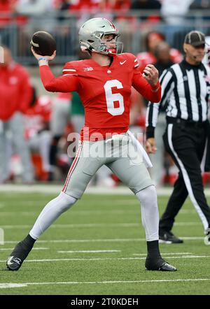 Columbus, Usa. Oktober 2023. Der Ohio State Buckeyes Quarterback Kyle McCord wirft in der zweiten Halbzeit einen Pass gegen die Maryland Terrapins in Columbus, Ohio, am Samstag, den 7. Oktober 2023. Foto: Aaron Josefczyk/UPI Credit: UPI/Alamy Live News Stockfoto