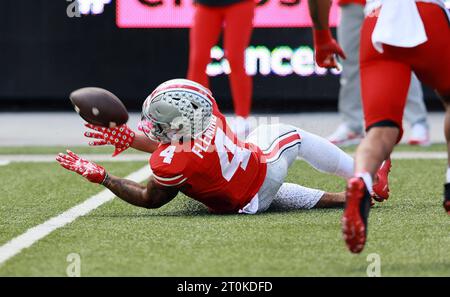 Columbus, Usa. Oktober 2023. Ohio State Buckeyes Julian Fleming (4) macht in der zweiten Halbzeit am Samstag, den 7. Oktober 2023, gegen die Maryland Terrapins in Columbus (Ohio) einen Rutschfang. Foto: Aaron Josefczyk/UPI Credit: UPI/Alamy Live News Stockfoto