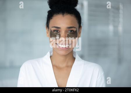 Porträt einer afroamerikanischen Frau unter Augenflecken Stockfoto