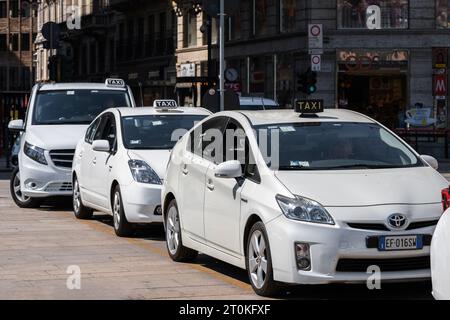 Mailand, Italien - 15. August 2022: Taxiwagen auf der Stadtstraße, Taxiwagen warten auf Passagiere Stockfoto