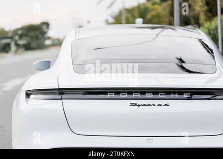 Mailand, Italien - 1. September 2022: Weißer Porsche Taycan 4S Elektrowagen Stockfoto