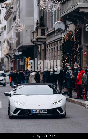 Mailand, Italien - 4. Dezember 2021: Vorderansicht eines roten Supersportwagens Lamborghini, der in Montenapoleone fährt Stockfoto