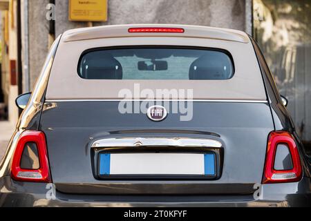 Mailand, Italien - 1. September 2022: Klassischer Retro-Wagen Fiat 500 parkt an der Straßenstraße der Stadt. Legendärer Oldtimer im Stadtzentrum italiens im Sommer Stockfoto