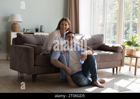 Glückliches, fröhliches verheiratetes Paar, das es genießt, in einem gemütlichen, stilvollen Zuhause zu sein Stockfoto