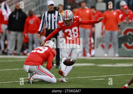 Columbus, Usa. Oktober 2023. Ohio State Buckeyes Jayden Fielding (38) schießt am Samstag, den 7. Oktober 2023, im vierten Quartal gegen die Maryland Terrapins in Columbus (Ohio) ein Field Goal. Foto: Aaron Josefczyk/UPI Credit: UPI/Alamy Live News Stockfoto