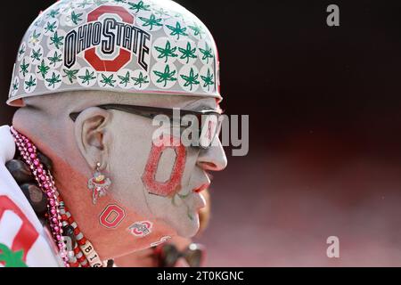 Columbus, Usa. Oktober 2023. Der Ohio State Buckeyes-Fan Big Nut schaut am Samstag, den 7. Oktober 2023, im ersten Quartal gegen die Maryland Terrapins in Columbus (Ohio) an. Foto: Aaron Josefczyk/UPI Credit: UPI/Alamy Live News Stockfoto