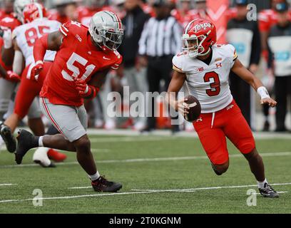 Columbus, Usa. Oktober 2023. Der Maryland Terrapins Quarterback Taulia Tagovailoa (3) zieht sich am Samstag, 7. Oktober 2023, im ersten Quartal von Ohio State Buckeyes Michael Hall Jr. (51) ab. Foto: Aaron Josefczyk/UPI Credit: UPI/Alamy Live News Stockfoto