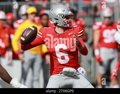 Columbus, Usa. Oktober 2023. Ohio State Buckeyes Quarterback Kyle McCord (6) wirft am Samstag, den 7. Oktober 2023, einen Pass gegen die Maryland Terrapins in Columbus, Ohio. Foto: Aaron Josefczyk/UPI Credit: UPI/Alamy Live News Stockfoto