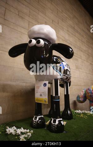 Newcastle, Großbritannien. Oktober 2023. Shaun, die Schafe auf dem Tyne, Abschied von der Herde im Civic Centre, bevor sie ihre ewige Heimat bei der Auktion finden! 50 individuell dekorierte Skulpturen des Charakters. Shaun, das Schaf auf dem Tyne, wird von St. Oswalds Hospiz präsentiert und sammelt Spenden. Die Wohltätigkeitsorganisation hat sich mit den Kreativproduzenten Wild in Art, Shaun, dem Schafschöpfer Aardman, zusammengetan. Quelle: DEW/Alamy Live News Stockfoto