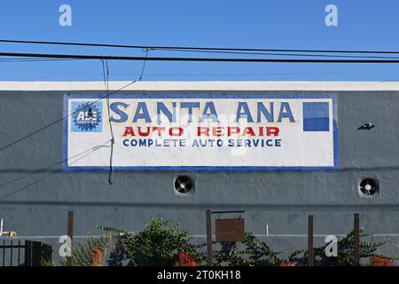 SANTA ANA, KALIFORNIEN - 4. Oktober 2023: Gemaltes Schild auf dem Santa Ana Auto Repair Building. Stockfoto