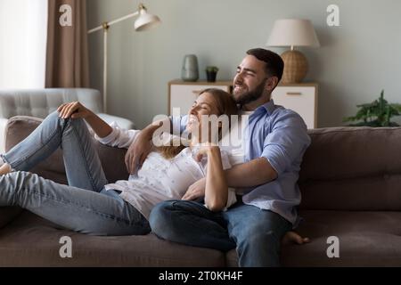 Fröhliches traumhaftes Liebespaar, das die Freizeit genießt Stockfoto