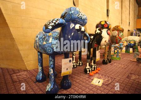 Newcastle, Großbritannien. Oktober 2023. Shaun, die Schafe auf dem Tyne, Abschied von der Herde im Civic Centre, bevor sie ihre ewige Heimat bei der Auktion finden! 50 individuell dekorierte Skulpturen des Charakters. Shaun, das Schaf auf dem Tyne, wird von St. Oswalds Hospiz präsentiert und sammelt Spenden. Die Wohltätigkeitsorganisation hat sich mit den Kreativproduzenten Wild in Art, Shaun, dem Schafschöpfer Aardman, zusammengetan. Quelle: DEW/Alamy Live News Stockfoto