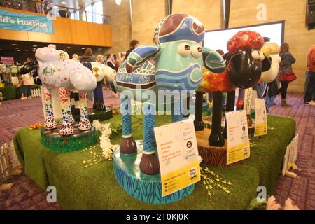 Newcastle, Großbritannien. Oktober 2023. Shaun, die Schafe auf dem Tyne, Abschied von der Herde im Civic Centre, bevor sie ihre ewige Heimat bei der Auktion finden! 50 individuell dekorierte Skulpturen des Charakters. Shaun, das Schaf auf dem Tyne, wird von St. Oswalds Hospiz präsentiert und sammelt Spenden. Die Wohltätigkeitsorganisation hat sich mit den Kreativproduzenten Wild in Art, Shaun, dem Schafschöpfer Aardman, zusammengetan. Quelle: DEW/Alamy Live News Stockfoto